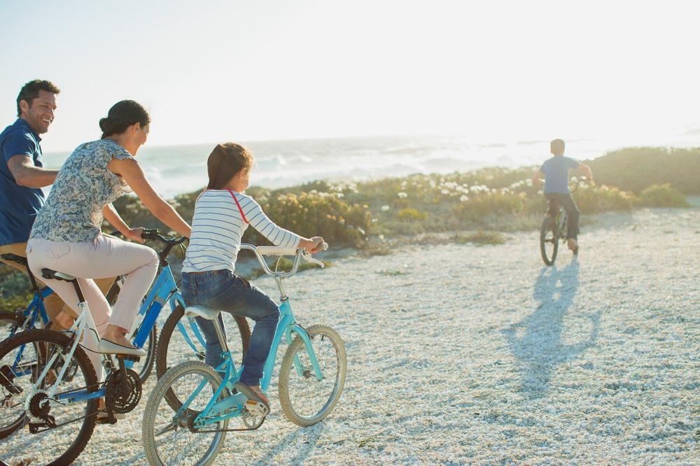 IZ FRANCUSKE DO CG NA BICIKLAMA: Ova porodica željna je avanture, a pedale preko pola sveta okreću i klinci