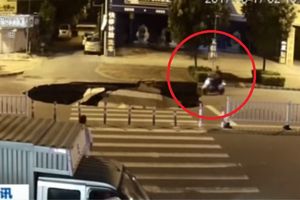 (VIDEO) SAMO TRENUTAK PRE U ASFALTU SE OTVORILA OGROMNA RUPA: Motociklista upao u provaliju jer je radio ovo!
