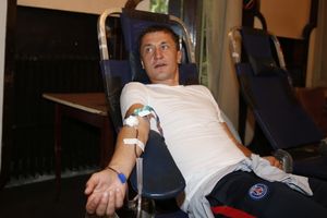 (VIDEO) PROMENIO BOJE KLUBA: Trenerka Saše Ilića privukla pažnju prisutnih tokom akcije davanje krvi