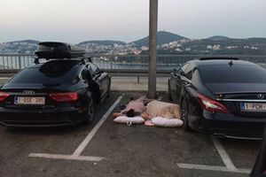 ELITNI TURIZAM NA BALKANSKI NAČIN: Napravili prenoćište na parkingu između luksuznih automobila