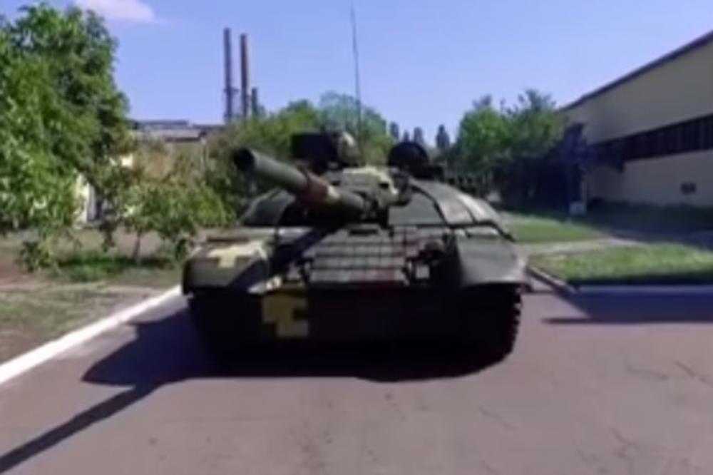 (VIDEO) POROŠENKO POKAZUJE ZUBE RUSIJI: Ukrajinska vojska otkrila modernizovani tenk T-72A
