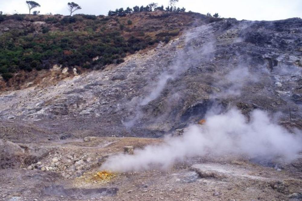 (VIDEO) U ZEMLJOTRESU U NAPULJU POGNIULA ŽENA, OŠTEĆENE STARE ZGRADE, NAREĐENA EVAKUACIJA: Vlada strah da to može da pokrene sasvim drugu vrstu kataklizme u celoj Evropi!