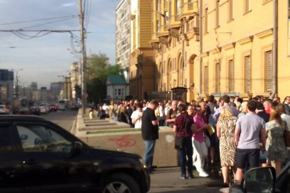 (FOTO) POMAMA ZA AMERIČKOM VIZOM: Ispred ambasade SAD u Moskvi ogromni redovi