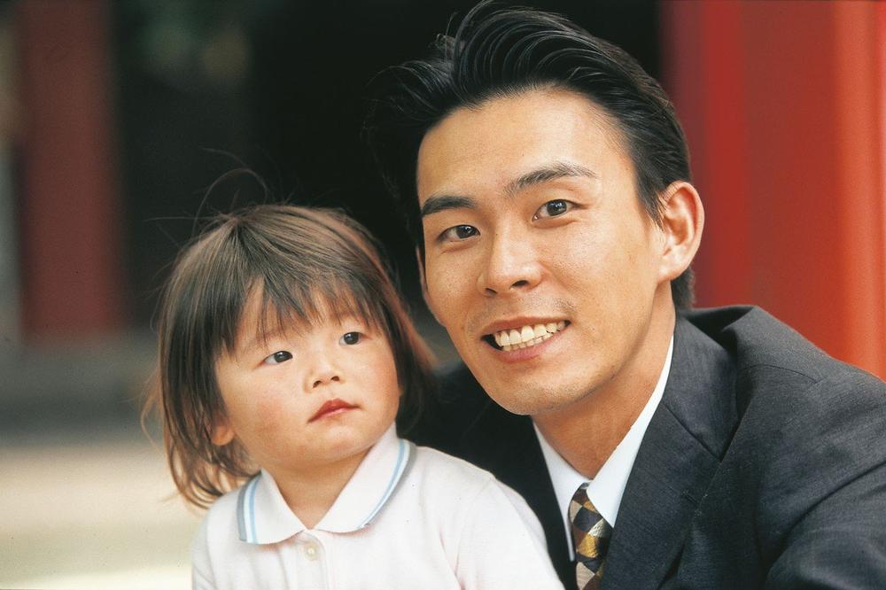 RAZLOG JE NEVEROVATAN: Dok ceo svet usvaja bebe, u Japanu usvajaju odrasle muškarce!