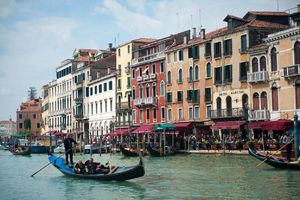 NARUČILI MORSKE PLODOVE I VODU I DOBILI RAČUN OD 1.100 EVRA: Japanske turiste ojadili u Veneciji, gradonačelnik pobesneo
