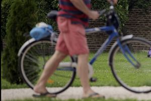 RENTA BAJK PA S NJIM PRAVO U KONTEJNER: Čačanska vlast u šoku, nisu mogli ni da predvide da će gradski bicikli služiti za prevoz smeća