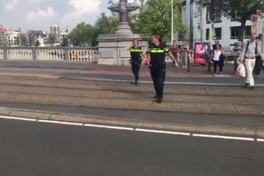 (VIDEO) PANIKA U AMSTERDAMU: Bomba pronađena na ulaznim vratima, evakuisano čitavo naselje!