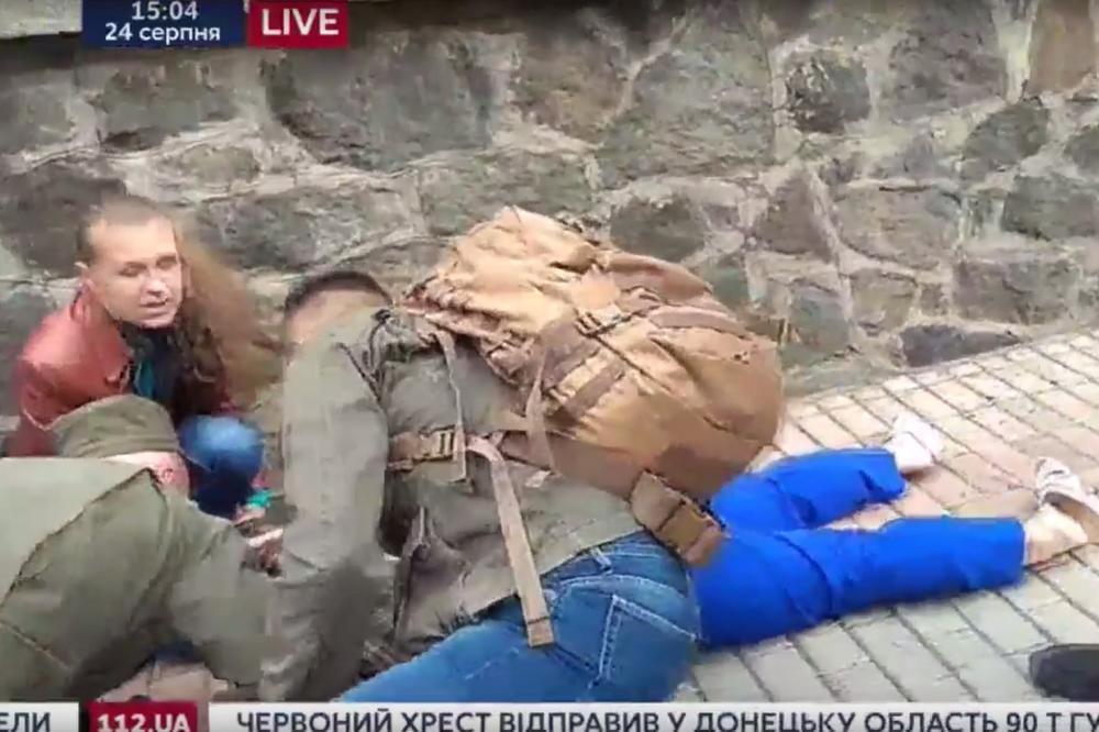 (VIDEO) EKSPLOZIJA ODJEKNULA U CENTRU KIJEVA: Dve osobe povređene u detonaciji nepoznatog objekta u toku proslave Dana nezavisnosti Ukrajine