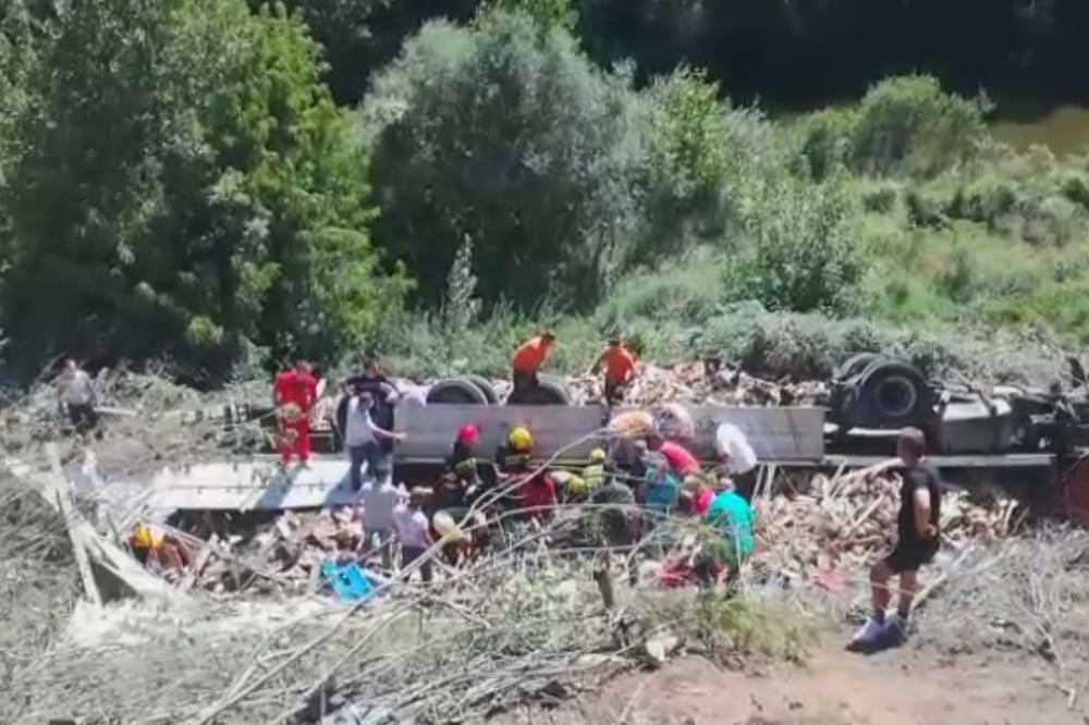 (VIDEO) TEŠKA NESREĆA U GRDELIČKOJ KLISURI: Kamion pun drva zajedno sa vozilom survao se u provaliju, supružnici iz Turske stradali, dete i kamiondžija povređeni