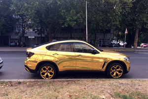 (FOTO) NIJE ZLATO SVE ŠTO SIJA: Bleštavi auto novi hit u Beogradu, a svi se pitaju samo jedno