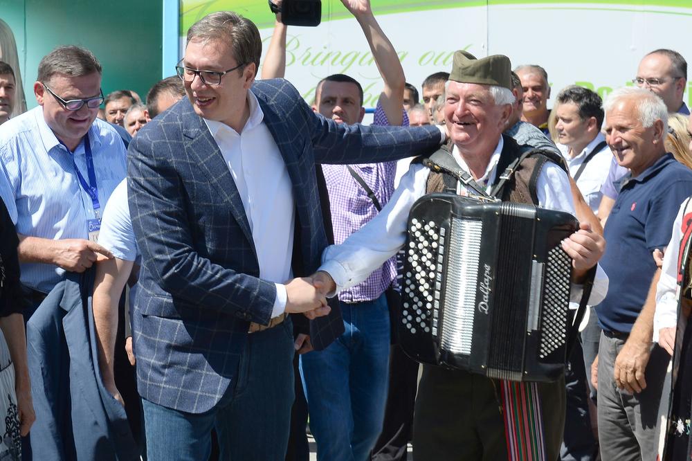 VUČIĆ ZAMOLIO U OSEČINI: Sam sam skinuo svoje slike, rekao sam da ih ne kače po vojsci, konzulatima i ambasadama