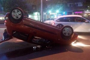NESREĆA U BULEVARU KRALJA ALEKSANDRA: Auto se prevrnuo na krov!