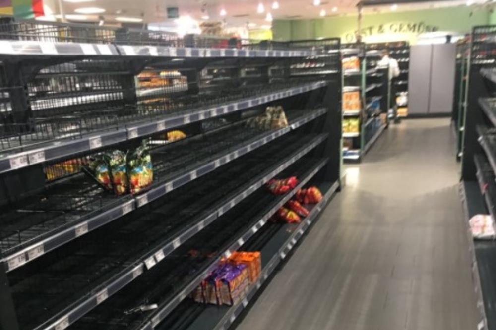 (FOTO) NEMA VIŠE MASLINA IZ GRČKE I SIRA IZ FRANCUSKE: Ovaj supermarket je izbacio sve strane proizvode sa rafova, a evo zašto je to bilo važno