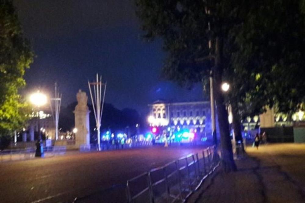 (VIDEO) SA MAČEM KRENUO KOD KRALJICE: Policajci u poslednji čas sprečili manijaka ispred Bakingemske palate!