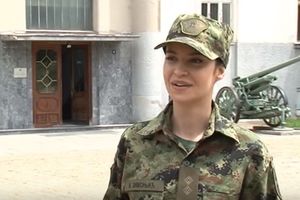 (FOTO) OD SMERNE KADETKINJE DO SEKS BOMBE: Skinula se glumica iz Vojne akademije i pokazala čime raspolaže!