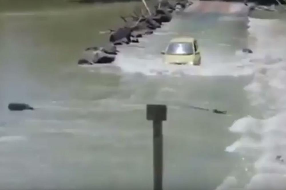 (VIDEO) PREVARIO SMRT DVA PUTA: Prvo je jedva prešao reku, a onda se pojavila još veća opasnost