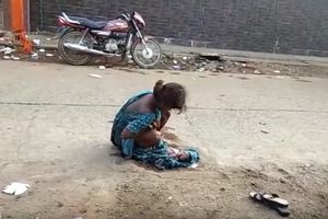 (VIDEO) NEMA LJUDSKOSTI: Devojka (17) se porodila nasred puta, niko od lekara nije hteo da joj pomogne