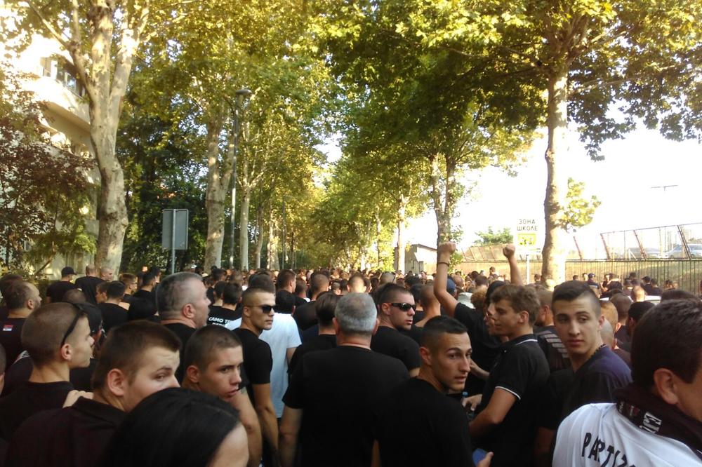 (KURIR TV) GROBARI KRENULI NA DERBI: Navijači Partizana se okupili ispred stadiona u Humskoj