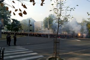 (EKSKLUZIVNO, KURIR TV) HILJADE GROBARA U KORTEU: Navijači Partizana se okupili na svom stadionu i krenuli na Marakanu