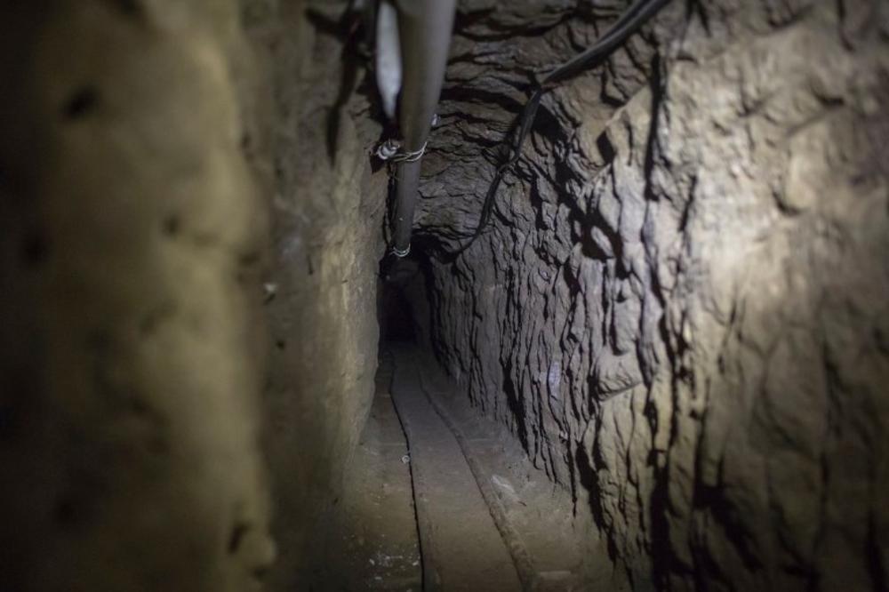 (FOTO) KAO NA FILMU: Otkriven podzemni tunel na granici SAD i Meksika! Kad su agenti došli na to mesto, zatekli su ovo!