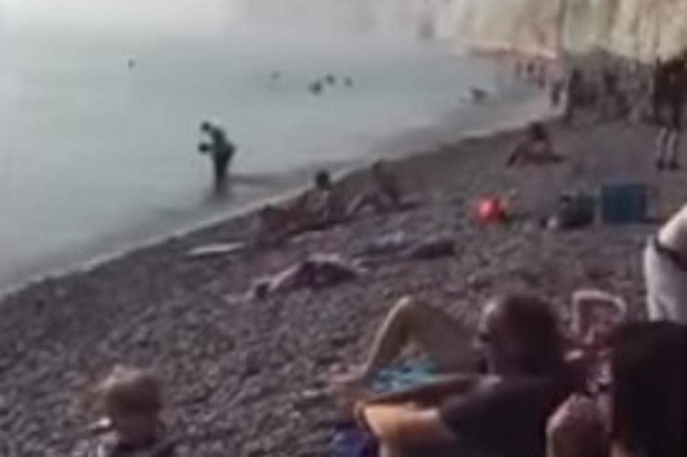 (VIDEO) UŽIVALI SU NA PLAŽI, A ONDA SE POJAVILA ČUDNA MAGLA: Svi su teško disali i počeli su da povraćaju, više od 230 ljudi završilo u bolnici