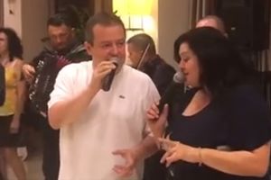(VIDEO) DAČIĆ PROMENIO REPERTOAR: Uzeo mikrofon i zapevao Kad zamirišu jorgovani!