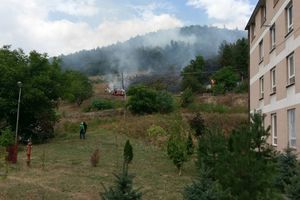 UGAŠEN POŽAR U NOVOPAZARSKOJ BANJI: Vatrogasci ugasili plamen i sprečili širenje vatrene buktinje