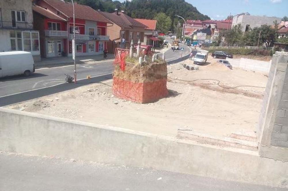 NEČUVEN PRIZOR NA ULAZU U GRAD: Razrušili groblje da bi izgradili restoran