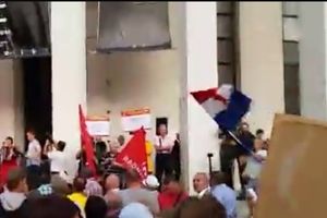 (VIDEO) JUGOSLOVENSKI BARJACI PRED NOSOM HDZ: Levičari održali protest u centru Zagreba, hrvatske zastave ni za lek!
