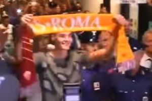 (VIDEO) OVAKAV DOČEK NIJE IMAO NI PRINC RIMA: Hiljade navijača Rome dočekalo najskuplje pojačanje u istoriji
