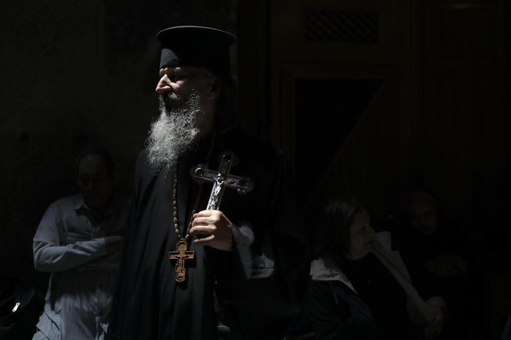 HRIŠĆANSKI GEST OD DAVNIH VREMENA: Retko ko zna zašto se pravoslavnim sveštenicima CELIVA RUKA