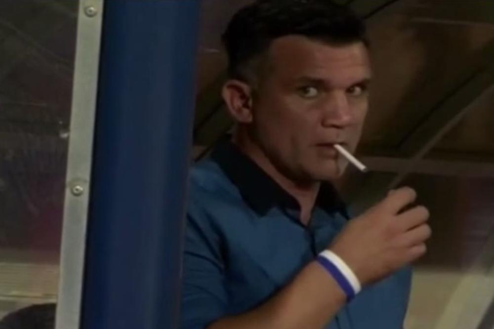 (VIDEO) POPUŠIO: Trener Osijeka hteo da zapali cigaretu na klupi, njegova reakcija kada je video da ga kamera snima postala je hit