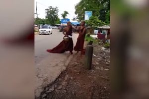 (VIDEO) PRIZOR ZA NEVERICU: Budistički monasi se potukli nasred ulice! Letelo na sve strane!