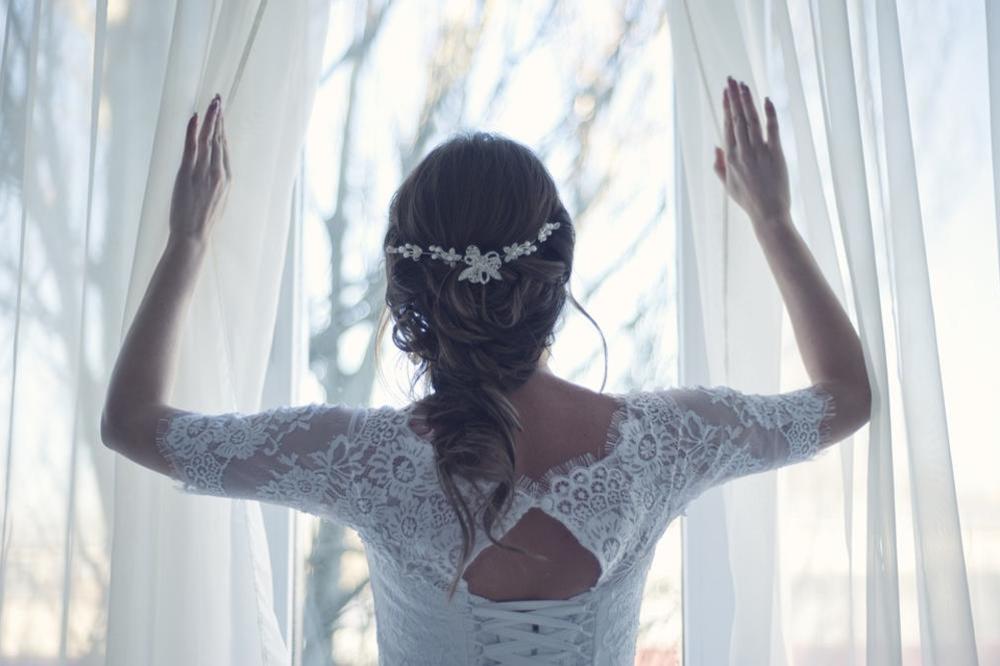 (FOTO) O ovoj venčanici priča ceo svet, a mlada ju je dizajnirala sama!