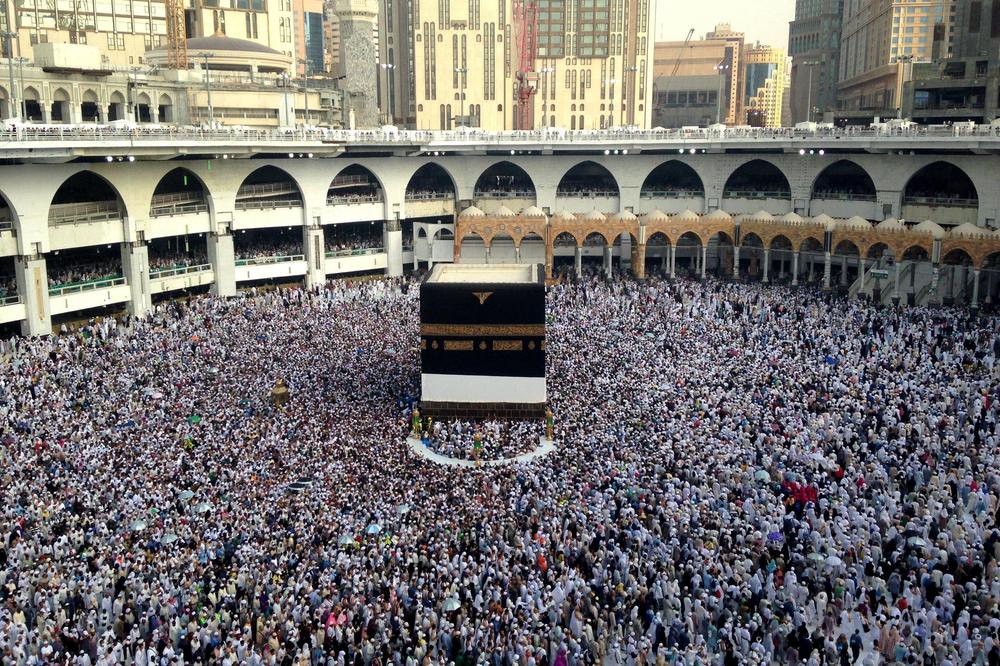 (VIDEO) UPRKOS KATARSKOJ KRIZI: 2 miliona muslimana dolazi na hadžiluk u Meku