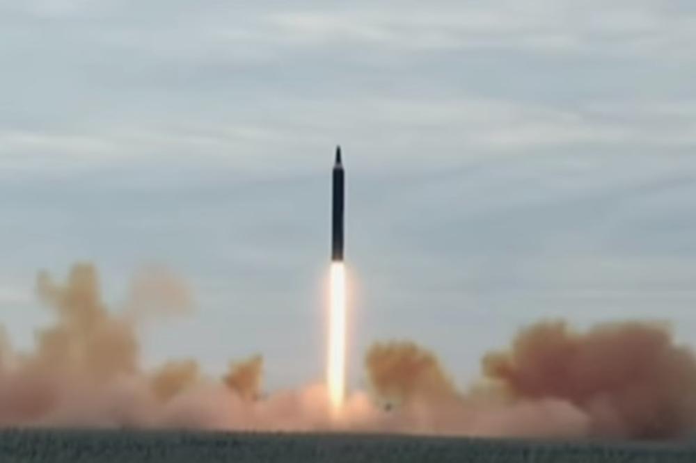 (VIDEO) OBJAVLJENI NOVI SNIMCI: Ovako je izgledalo lansiranje Kimove balističke rakete ka Japanu