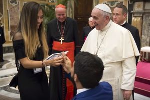 (VIDEO) PROSIDBA PRED PAPOM: Kleknuo pred devojku, ona zanemela, pa je čelnik Vatikana spasao stvar!