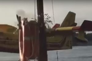 (VIDEO) DRAMA U FRANCUSKOJ: Kanader krilom isekao stub broda!