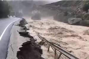 (VIDEO) DRAMA U RUSIJI: 300 turista zarobljeno u bujici!