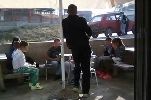 (FOTO) KAD ĐAČKE KLUPE ZAMENI KAFANA: Vranjanci prvi dan škole proveli u bašti kafića