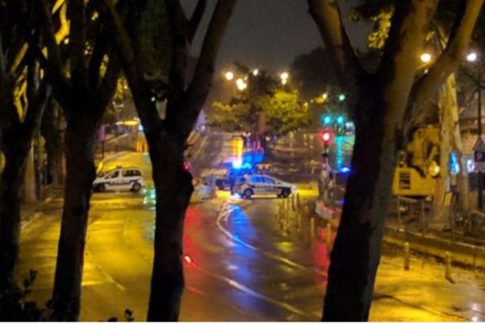 PANIKA U PARIZU: Evakuisan Ajfelov toranj, potera za naoružanim muškarcem!