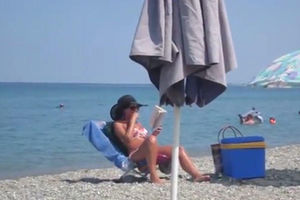 (VIDEO) Sedela je na plaži, a svi su gledali u odvratnu stvar koju je radila: Zbog toga svi misle da je naša