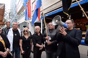 (VIDEO) PROUSTAŠE NAPRAVILE HAOS U ZAGREBU: Spaljivanje srpskih novina i pretnje premijeru zbog ploče u Jasenovcu!
