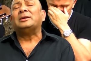 (VIDEO) TUGA DO NEBA: Ovako je na sahrani Nikole Bojovića Džej kroz suze pevao svoju baladu Nedelja!
