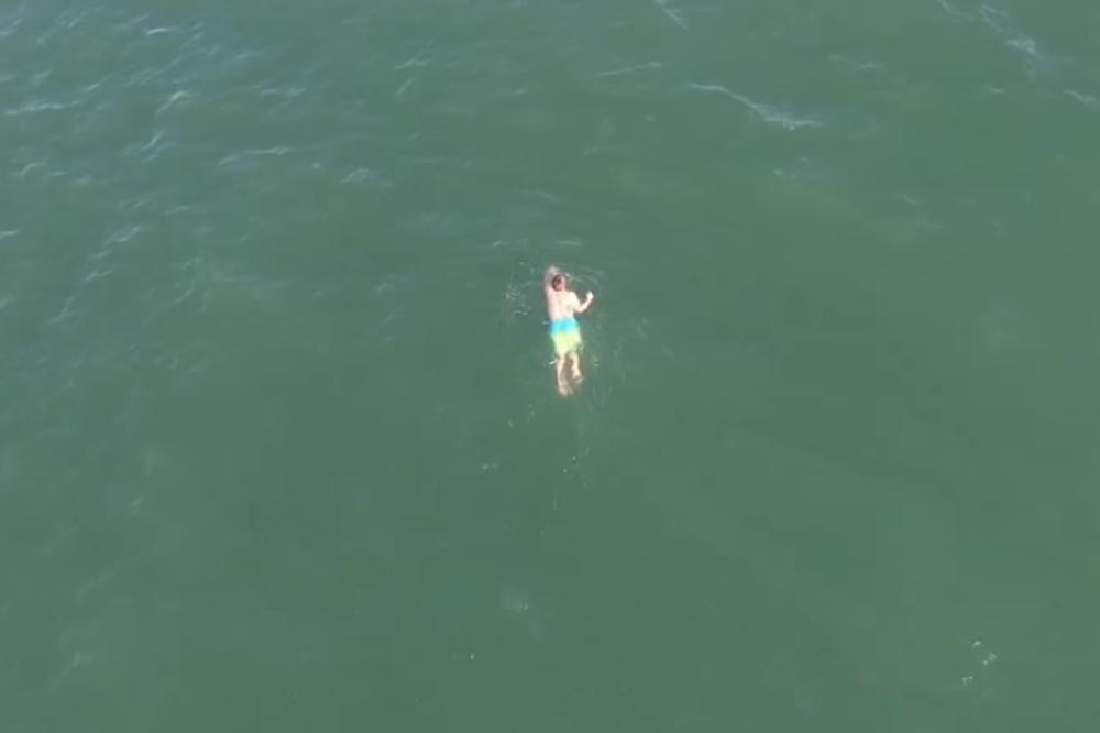 (VIDEO) IZ LOŠEG U GORE: Bežao od policije, skočio u more, pa naišao na nešto zastrašujuće u vodi