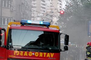 POŽAR U ZEMUNU: Stihija progutala krov kuće, vatrogasci još na terenu