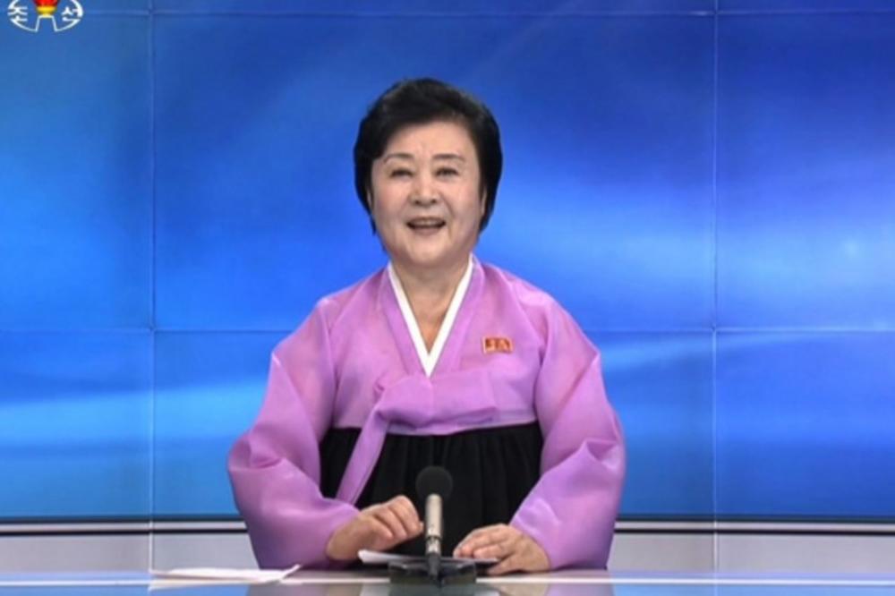 PINK DAMA ODLAZI U PENZIJU: Kimovu omiljenu spikerku (75) koja je jedina saopštavala najvažnije vesti, zameniće mlađa i lepša! (VIDEO)
