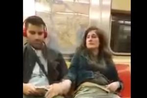 (VIDEO 18+) NIJE MOGLA DA SE SUZDRŽI: Gurnula je ruku u gaćice i masturbirala u gradskom prevozu