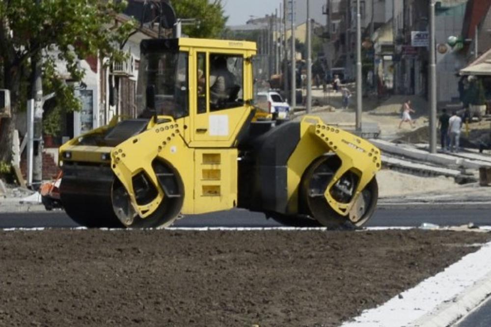 MAŠINA SE OTELA KONTROLI NASRED ULICE U NIŠU: Vozač iskočio, pomahnitali valjak nastavio sam pa udario u ogradu kuće