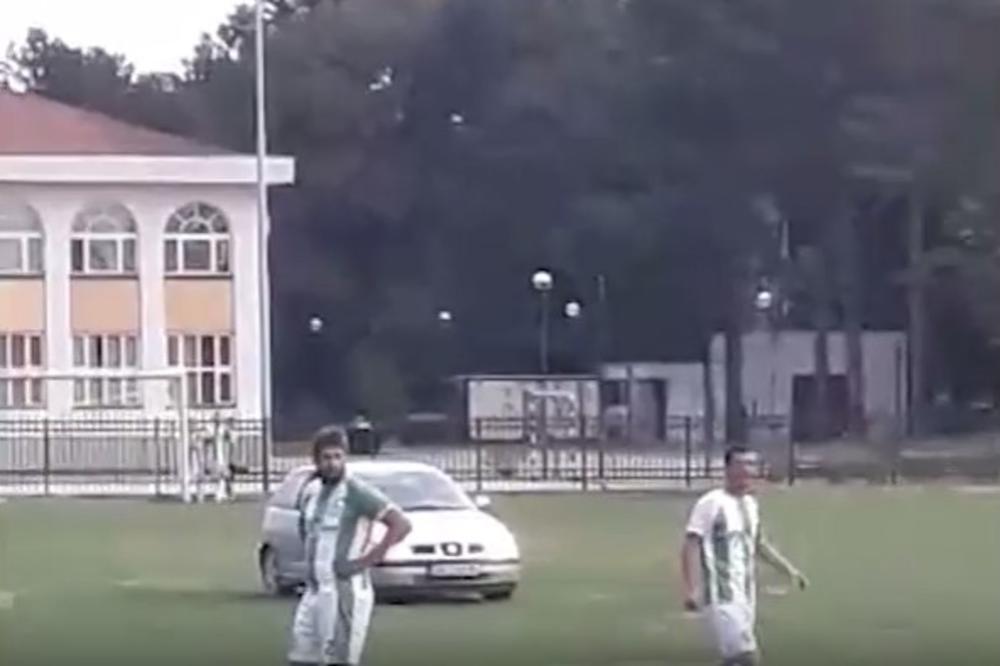 (VIDEO) SKANDAL U ŠAPCU: Bahati predsednik kluba uleteo automobilom na teren i prekinuo utakmicu